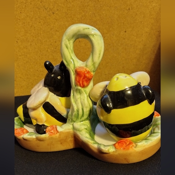 Ceramic Bumblebee Salt & Pepper Shaker Set - Picture 3 of 3